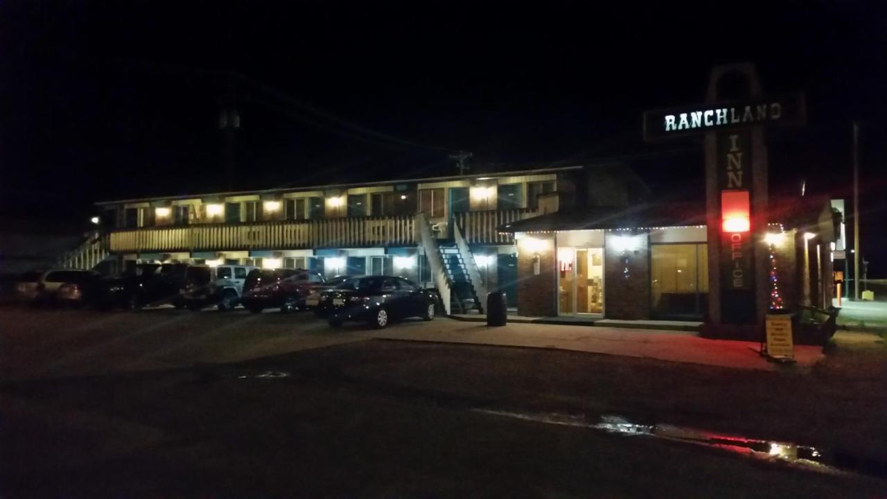 Ranchland Inn Nanton Exterior foto