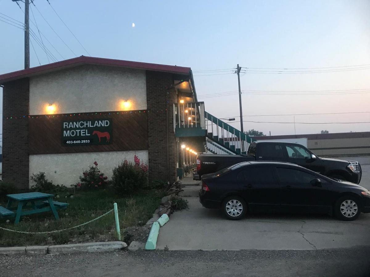 Ranchland Inn Nanton Exterior foto