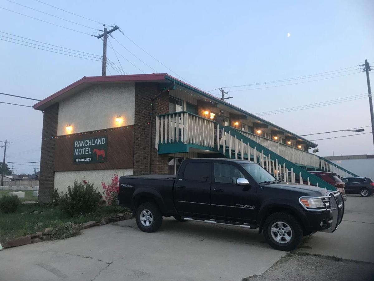 Ranchland Inn Nanton Exterior foto